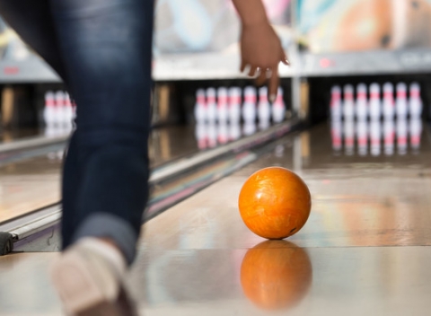 Bowling 1 + 1 hodina zdarma. Nepotrebujete žiadnu špeciálnu výbavu, aby ste sa dobre zabavili.