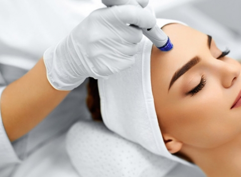 Diamantová mikrodermabrázia či fotodynamická terapia. Doprajte vašej pleti príjemné ošetrenie.
