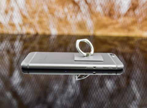 Univerzálny nalepovací klip na mobilný telefón – stojan a držiak do ruky v jednom.