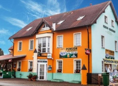 Lipno v rodinnom Penzióne Rex na brehu jazera s polpenziou a úschovňou bicyklov.