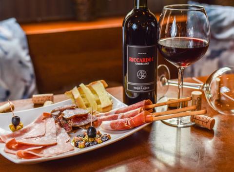 Víno a tanier talianskych dobrôt alebo fľaša vodky a nealko drinky v Palace Cafe na Palisádach.