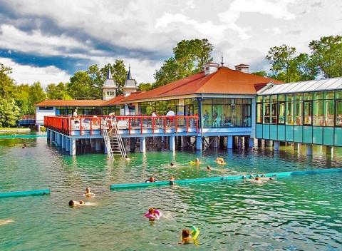 Načerpajte energiu v maďarských kúpeľoch Hévíz v Andrea Wellness Panzió*** s wellness a polpenziou.