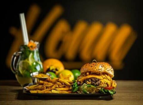 BURGER KLASIK s domácimi hranolkami + limonáda (prevádzka v petržalských Slnečniciach a v Trnave).