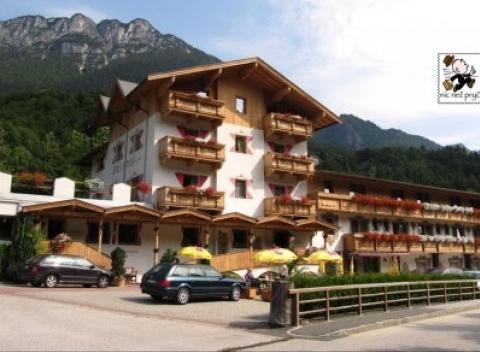 Rodinný pobyt v rakúskych Alpách v hoteli Alpenhof*** v Mariastein s all inclusive a wellness.