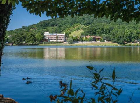 Ubytovanie na brehu Vinianského jazera pre 2 s polpenziou, wellness a vstupom do soľnej jaskyne.