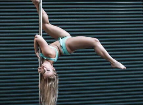 Intenzívny 4-týždňový kurz Pole Dance pre začiatočníkov. Rýchle formovanie a spevnenie postavy.