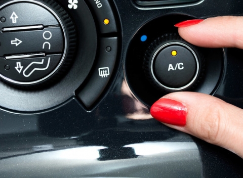 Naplnenie klimatizácie a vizuálna kontrola podvozku v Auto-test servis.