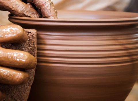 Dvojhodinový kurz ručnej výroby keramiky pre dospelých pod vedením skúsenej lektorky.