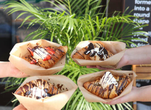 Horúca čokoláda, freakshake, zmrzlinový sendvič v Pause Coffee & Sweets v Košiciach.