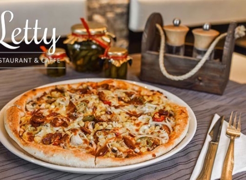 Fantastická pizza podľa výberu z jedálneho lístka reštaurácie Letty na Tomášikovej.