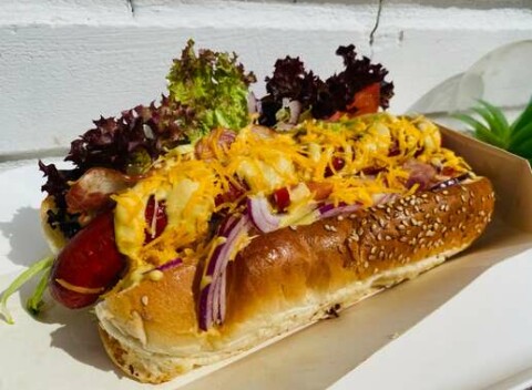 Burger alebo Hot dog s malými alebo veľkými hranolkami a s nápojom v Bistro Písek.