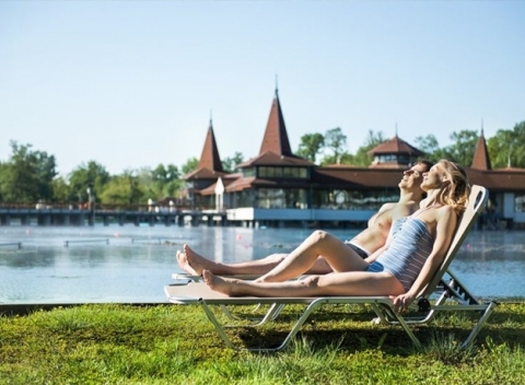 Jedinečné termálne jazero, vstup do termálnych bazénov a polpenzia v hoteli Aquamarin***.