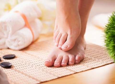 Mokrá a wellness pedikúra s masážou chodidiel alebo šponovanie nechtov.