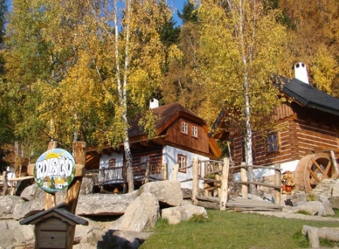 Rozprávková dedinka Podlesíčko na Vysočine s ubytovaním v chalúpke, polpenziou a bazénom.