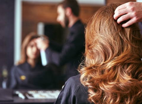 Skroťte vaše štrajkujúce vlasy novým strihom alebo farbou a doprajte im výživu aplikáciou argánového oleja pre krásny lesk a hebkosť. 