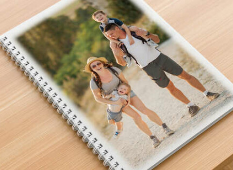 Fotokniha s lesklým papierom a krúžkovou väzbou od 16 až po 96 strán.