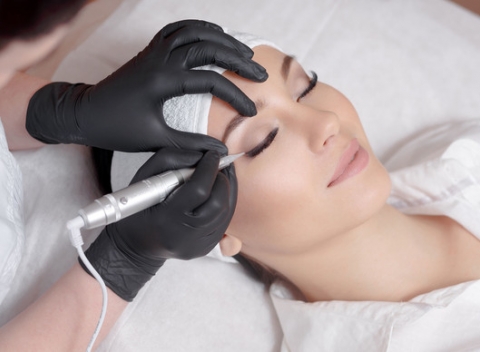 Zmyselné obočie, plné pery a upravené linky. Permanentný make-up obočia a pier.