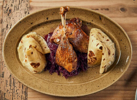 Kačacie hody s čapovaným pivom, lokšami a dusenou červenou kapustou v Hall of Kings.