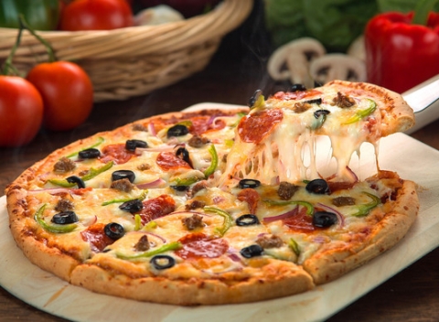 Chrumkavá pizza podľa vlastného výberu blízko centra v Atelier Caffe & Restaurant.