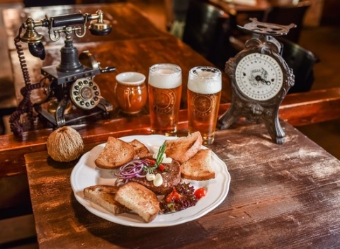 Chutný tatarák s 12 hriankami a dve výnimočné pivá Kout zo Šumavy v pivárni Kout.