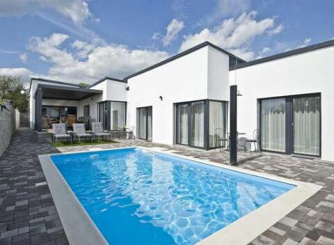 Nové apartmány Lacov Dom pre 1 - 4 osoby s priamym prístupom k bazénu a neobmedzeným wellness.