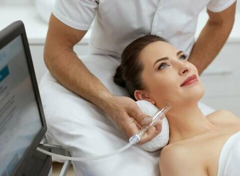 Príjemná banková masáž tváre na omladenie a výraznú regeneráciu pleti.