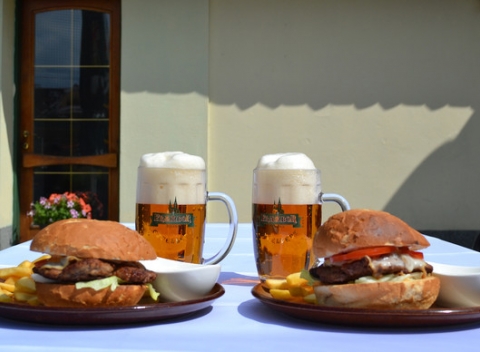 Až 300 g Hamburger Luciferus alebo Big Deal a 2x veľké pivo v Pivárskej bašte RMUT.