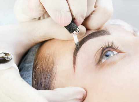 Dokonalé obočie s technikou Combre - kombinovaná technika microbladingu a shadingu či microblading.