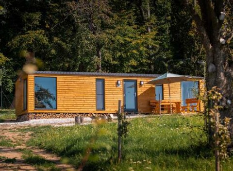 Mobilné domčeky v prírode na okraji lesa s raňajkami (pre dvojice aj rodiny).