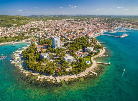 Vodice pri pláži v Hoteli Villa Arausana & Antonina **** s bazénom a raňajkami + deti zdarma.