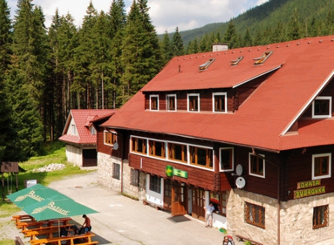 Milovníci turistiky a lyžovania zbystrite pozornosť. Chata Zverovka vás prichýli pod svoje krídla s pravou horskou atmosférou.  