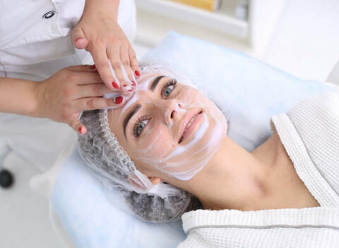 Chemický povrchový peeling s novou generáciou ovocných Bio AHA kyselín pre omladenie a revitalizáciu.