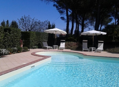 Dovolenka vo Ville Bianca s krásnym výhľadom na Toskánsku prírodu, vstupom do bazéna a raňajkami.