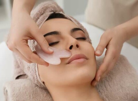 Hyalurónové ošetrenie pleti alebo prirodzený lifting tváre a krku GUA SHA kameňmi.