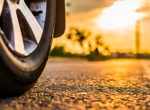 Kontrola vozidla a geometrie + čistenie klimatizácie ozónom = bezpečná jazda na dovolenku.