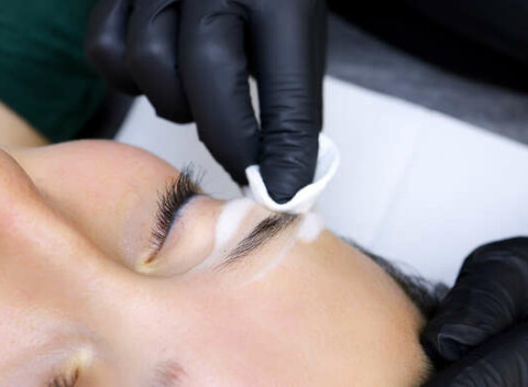 Laminácia obočia s farbením a dokonalé mihalnice vďaka lash liftingu.