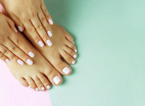 Wellness mokrá pedikúra alebo suchá pedikúra + lakovanie výživným/farebným lakom .