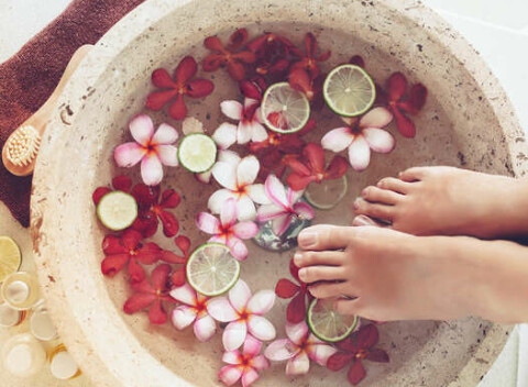 Wellness pedikúra s peelingom, hrejivým zábalom, parafínom alebo aplikácia šetrného CND Shellac