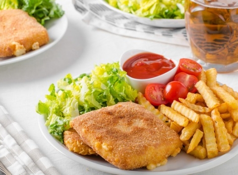 Obľúbený smažáčik - vyprážaný syr s hranolkami - istota, ktorá chutí vždy.