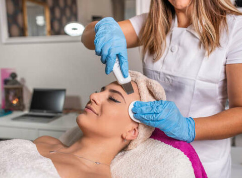 Komplexné hĺbkové ošetrenie pleti v salóne Dermamia. Doprajte si dôkladnú regeneráciu a obnovu pleti.