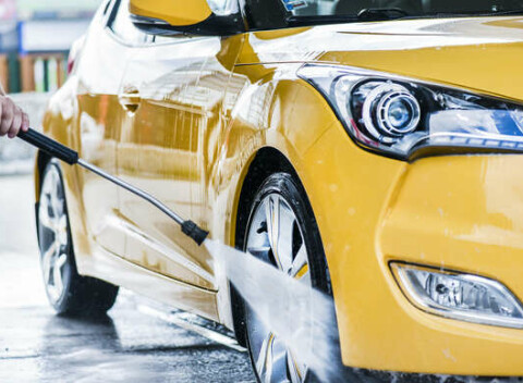 Ručné alebo kefové umývanie auta s vysávaním interiéru a ošetrením plastov.