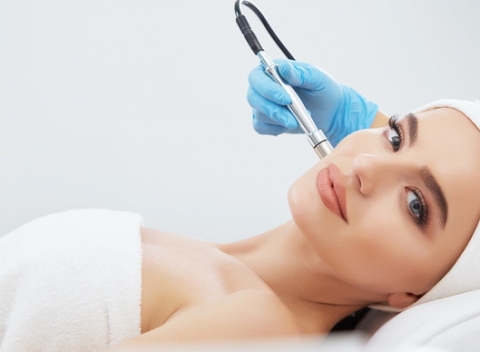Mikrodermabrázia a neinvazívny lifting tváre. Omladenie a skrášlenie pleti.