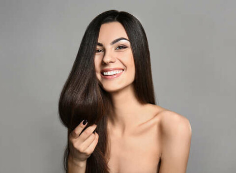 Oživené vlasy po lete s regeneračným balíčkom, novým strihom a melírom.