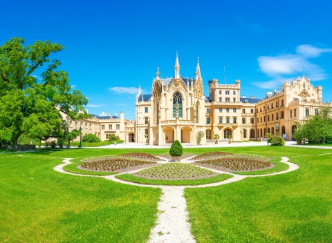 Južná Morava 10 minút chôdze od zámku Lednice v Penzióne Myslivna s polpenziou, vínom, bowlingom a biliardom.