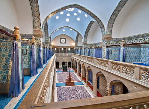 Hotel Adria*** v centre Trenčianskych Teplíc len 5 minút pešo od hammam kúpeľov.