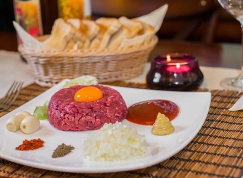300 g tatarák pre 2 – 3 osoby vo Wolker restaurant pri Michalskej bráne.