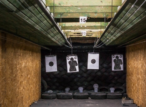 Vstup do indoorovej strelnice Delta Zvolen – jedinej svojho druhu v širokom okolí.