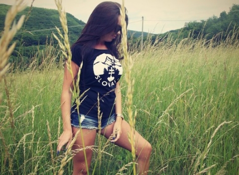 Kvalitné bavlnené dámske tričká s ľudovým vzorom Slovensko. Na výber rôzne farby.