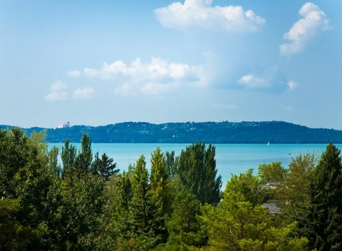 Relax pri Balatone s polpenziou a vstupom na pláž v Hoteli Holiday Balaton.