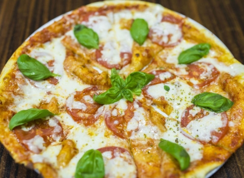 Chrumkavá pizza podľa výberu - 10 druhov, vaše obľúbené ingrediencie a pohár čapovaného.